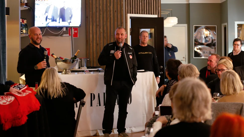 Per Embretsen, ordförande, och Mikael Johansson, assisterande tränare i VIK, fick svara på frågor från de kvinnliga fansen. 