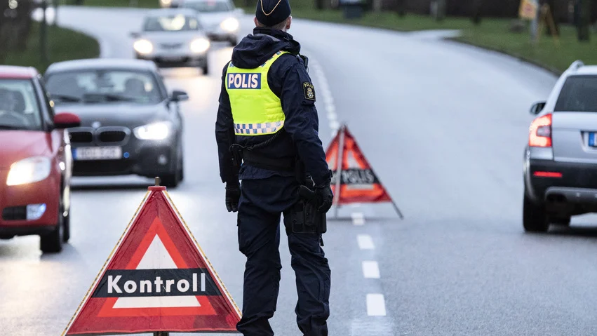 Polis ertappade på kort tid två kommunbor som framförde bil trots återkallade körkort.