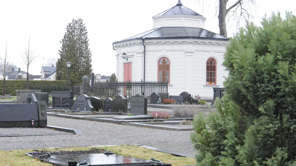 Kyrkogårdsförvaltningen inleder med att kontrollera gravstenar som är högre än 30 centimeter. Stenar som är högre än 1,5 meter kontrolleras senare med speciell utrustning.