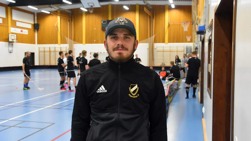 Arvid Borell har en spricka i fingret och är istället med som tränare borta mot IBK Succé.
