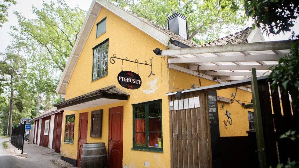 Restaurang Pighuset ligger mitt i Ljugarn. De senaste tio åren har det varit Tapas och Cava på menyn.