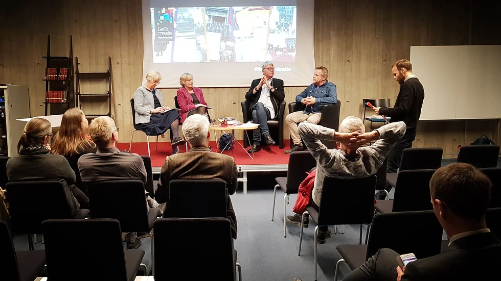 Irma Görtz (S), Päivi Johansson (M), Per T. Ohlsson och Lars Holmgren från Bildningsförbundet Östergötland diskuterade bland annat det som hände 1918 och vilka utmaningar vår demokrati nu står inför.