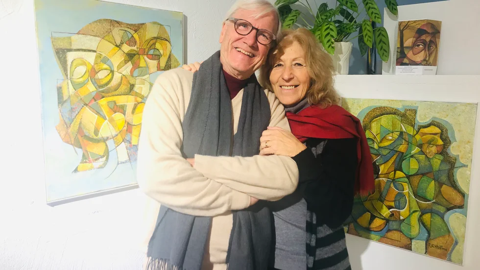 Besökare strömmar till Galleri Lindell från när o fjärran denna vecka för att träffa det svensk/italienska paret Ekström. Under 20 år som researrangörer har Roland och Giuliana fått mängder av vänner.
