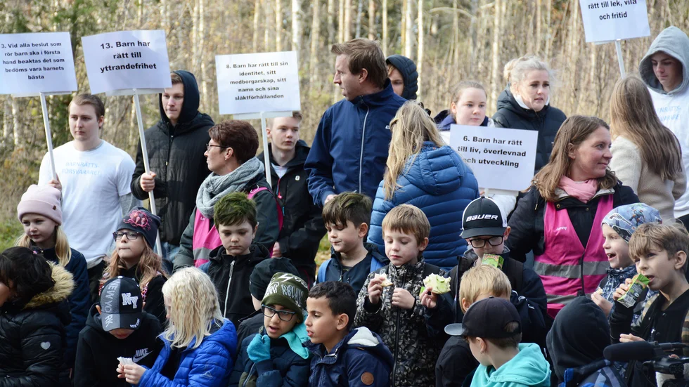 Gymnasieeleverna backade upp invigningen med några av konventionens viktigaste artiklar på plakat.