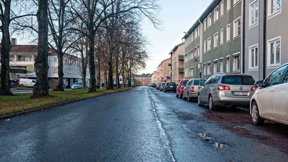 Storbråket på Esplanaden har kopplats ihop med bråk på Gripenskolan. Nu skickar Oxelösunds kommun personal till gymnasieskolan.