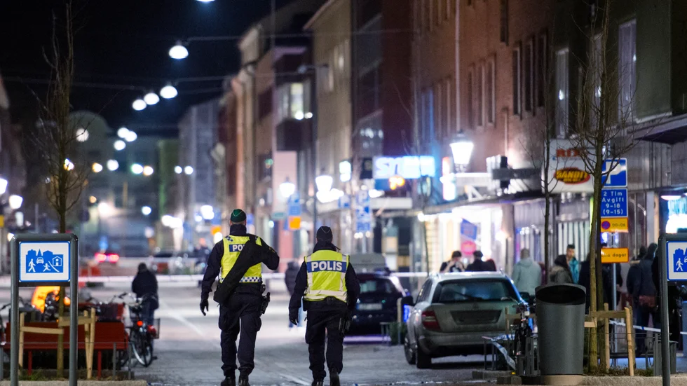 Polisen sökte igenom området efter att ha kontrollerat två misstänkta personer. Det blev jackpot. 