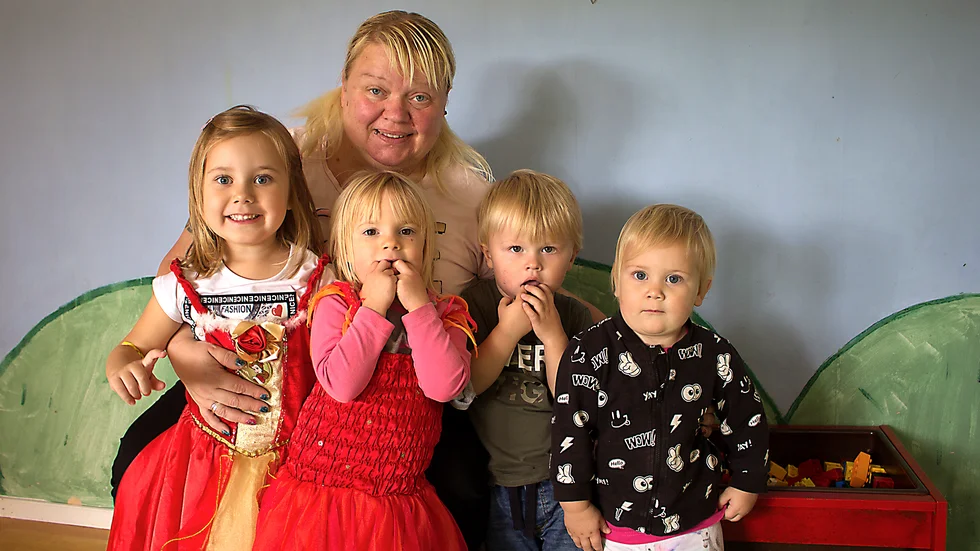 Becca Chaney tillsammans med några av barnen på Little Acorn: Tuwa, Saga, Teodor och Tindra. 
