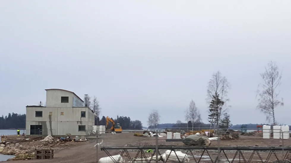 Många köar redan för hyreslägenheter och bostäder med eget ägande vid Karlholms strand. Nu startar företaget bakom projektet även köer för bostadsrätter och villatomter.