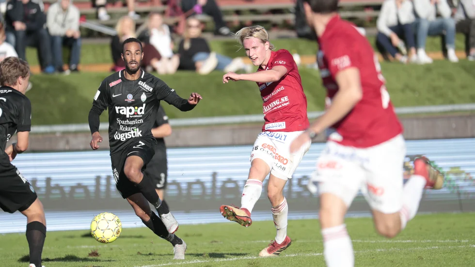 24-årige anfallaren Viktor Götesson i Degerforsdressen när laget mötte AFC förra säsongen.