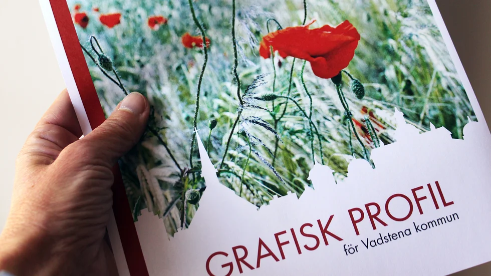 Vadstena kommun har reviderat sin grafiska profil och platsmarknadsföring har lyfts bort och sköts istället av Vadstena Turism och näringsliv.