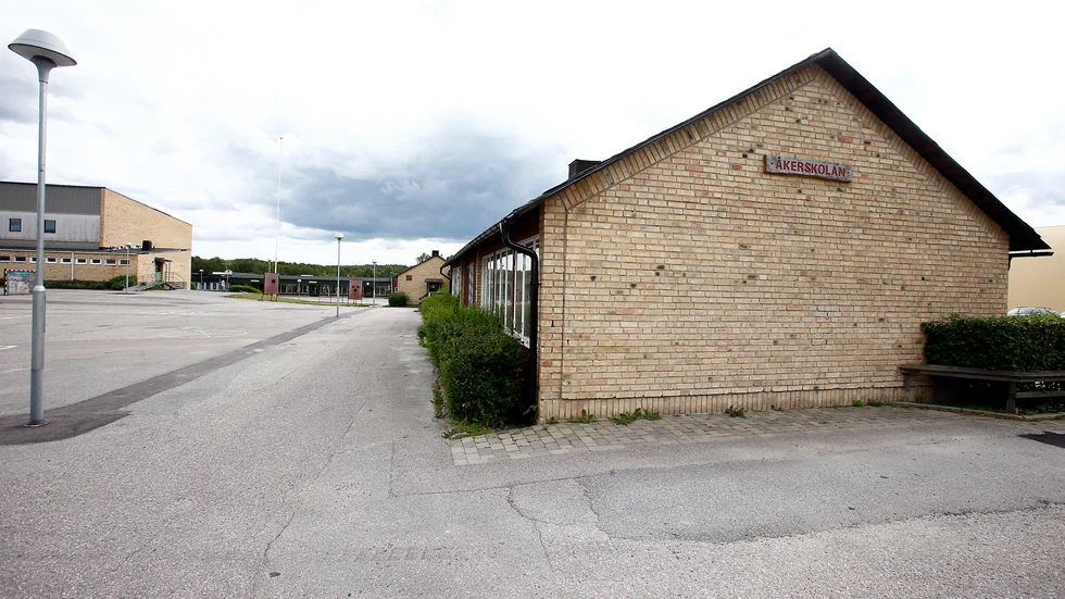 Skolan i Åker, och inte minst biblioteksbyggnaden, har åter drabbats av skadegörelse.
