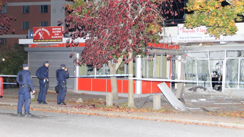 Poliser, en hundpatrull och en helikopter fanns på plats i området.