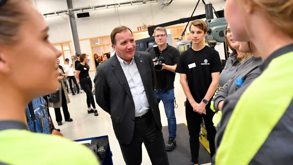 Statsminister Stefan Löfven (S) och arbetsmarknadsminister Eva Nordmark (S) pratar med elever under måndagens besök på Göranssonska gymnasiet i Sandviken.