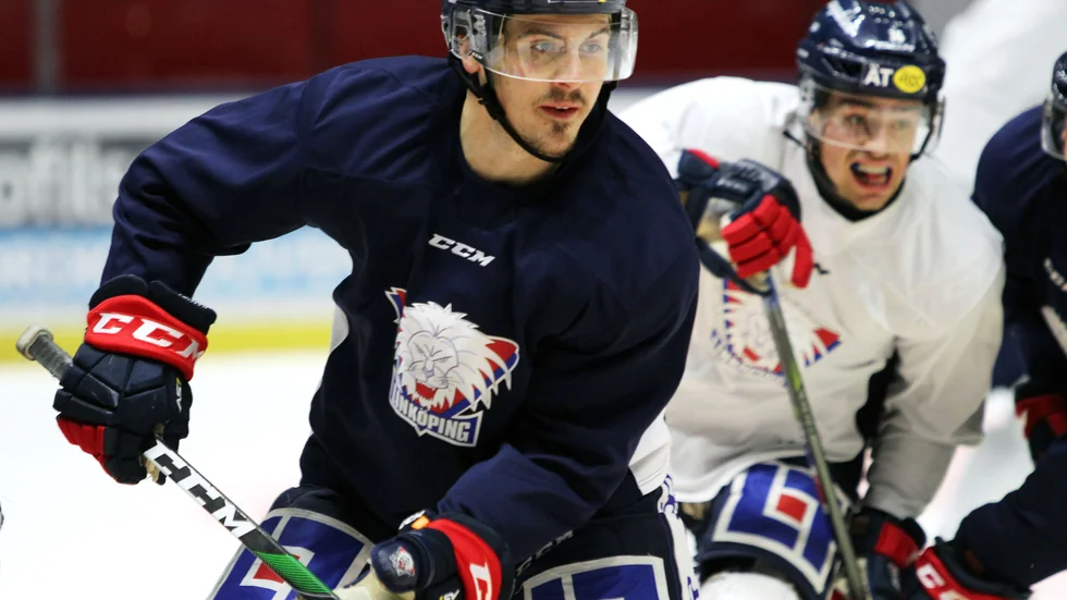 Två poäng på sju matcher är Adam Helewkas LHC-facit. Det ska komma mer. "Det finns säker att göra bättre i alla tre zonerna", säger han.