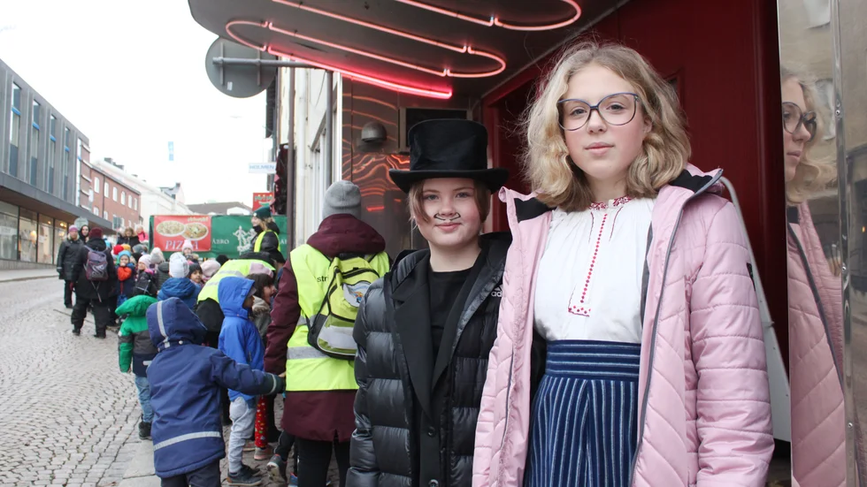 Dina Johansson och Emilia Sandberg, teaterelever på Kulturskolan, tar hand om de yngre barnen när de ska vandra från skolbion till teaterföreställningen. Under Astridveckan bjuds kultur på temat längtan.