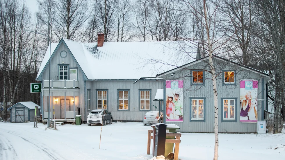 Fastigheten där Quality outlet huserar i är till salu. Ett möjligt scenario är att butiken byter ägare och flyttar in till stan.