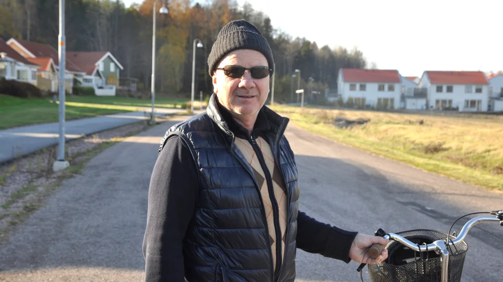 Tadeusz Kusiak som bor på Arnö Allé känner sig instängd. Han hade gärna sett en ny infart till området via Strandparksvägen.