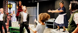 Scenknuten skakar loss i Elvis gamla låtar