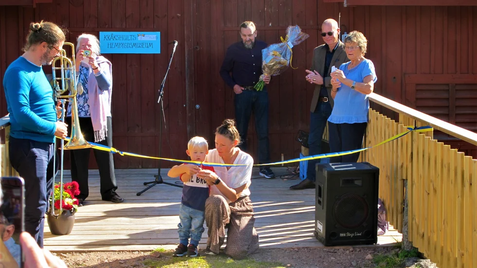 Johan Karlsson, Sigge som klipper bandet assisterad av mamma Eva Haag. I bakgrunden Margaretha Bladh, Anders Stigbäck, Thomas Hanzén och Britten Jonsson vid invigningen av bygdens nya samlingslokal.