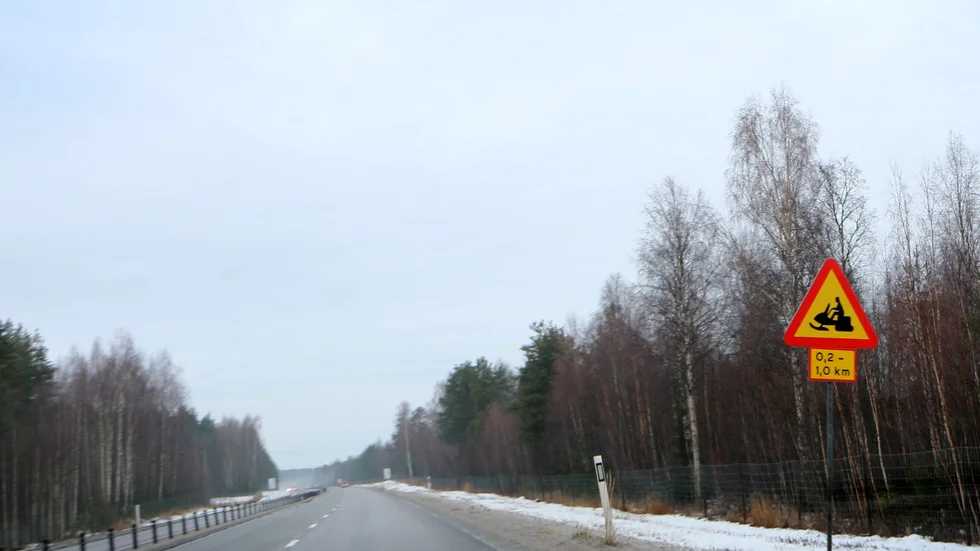 På raksträckan strax söder om Tingsholmsviadukten finns en skoterpassage. Skyltar intill vägen visar på detta.