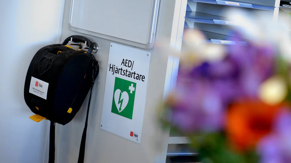 Framtid i Kalix vill skänka en hjärtstartare till ett äldreboende, men kommunen tackar nej. Socialnämnden erbjuder istället partiet att sätta upp den på anvisad plats i närheten. 