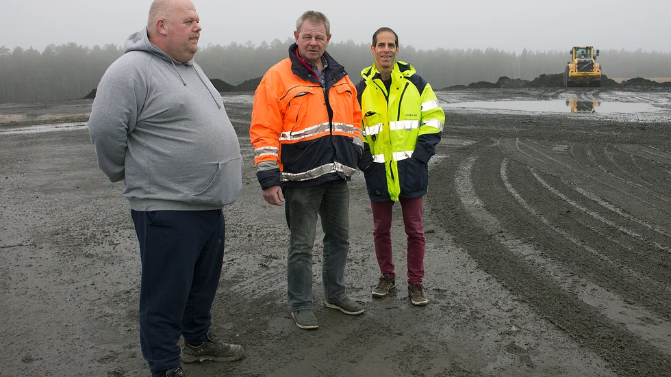 Stefan Olsson, maskinist, Rolf Jonsson, tidigare teknisk chef och Sami Serti, teknisk doktor med avfallsdeponier som sin specialitet, står och blickar ut över deponins månlandskap. 