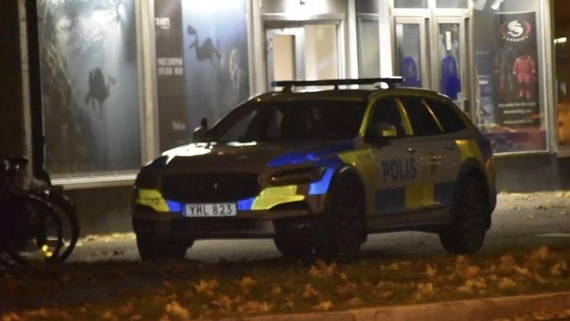 Tre män, mellan 38 och 41 år gamla, misstänks ha försökt att mörda en man i Tannefors. 