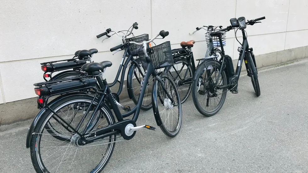 Polisen i Eskilstuna har tagit flera värdefulla elcyklar i beslag och letar nu efter ägarna.