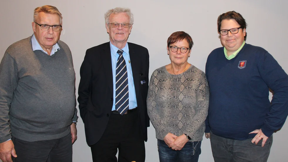 En nöjd kvartett efter Finspångs GK:s beslut att låta barn och ungdomar spela gratis. Från vänster: Ulrik Bergmark, Björn Eriksson, Berit Martinsson och Jonas Abrahamsson.