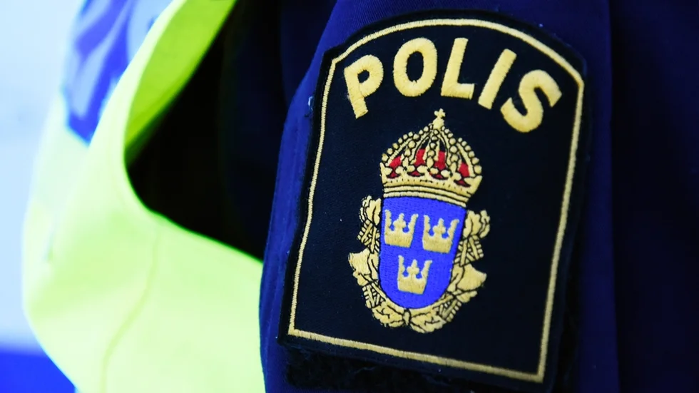 En man blev rånad på sin mobiltelefon och klockan under natten mot lördag.