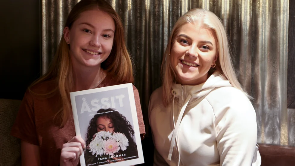 Ebba Vikström och Isa Stoltz är art directors för det senaste numret av Åssit, som nominerats till priset för Årets skoltidskrift. 