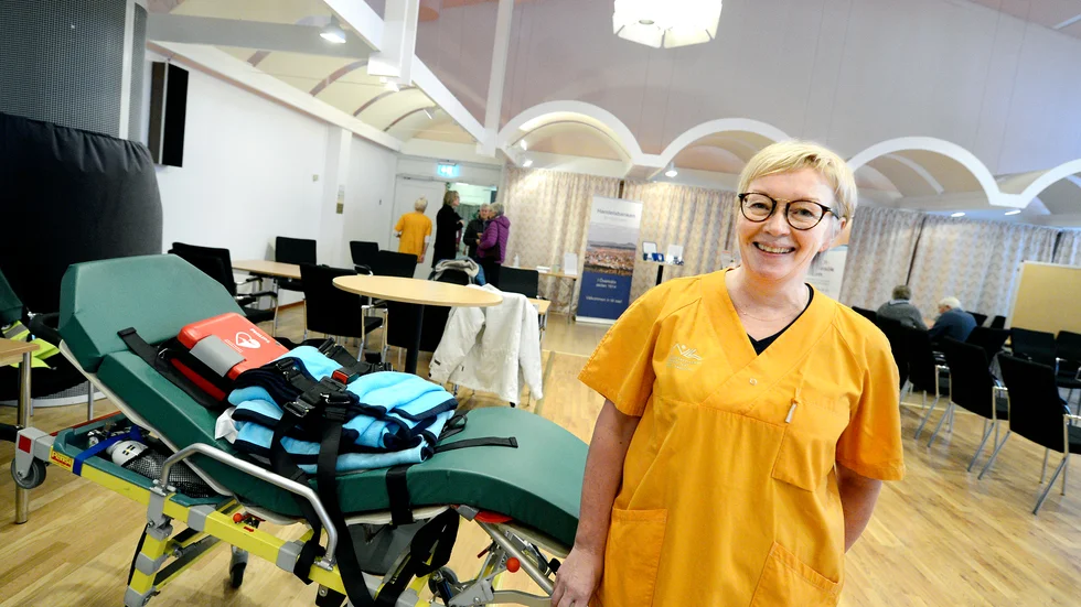 Hälsocentralen i Överkalix har utvecklat en ny succémodell för att vårda multisjuka äldre. Under Hälsodagen, där enhetschefen Kristiina Kollin medverkade, bjöds besökarna på allt ifrån influensavaccinering till information om stroke och mobil incheckning vid sjukvårdsbesök.