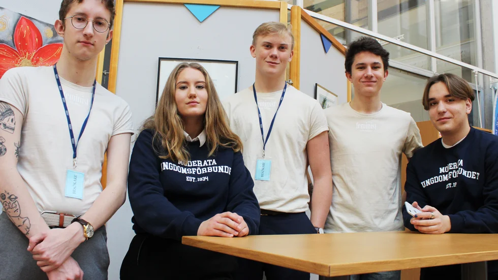 MUF:s lokala företrädare fick hjälp från Skåne den här dagen. Från vänster: Linus Helge, Anna Johansson, August Torkildsen (Lund), Filip Jungewall och Smail Habul (Malmö).