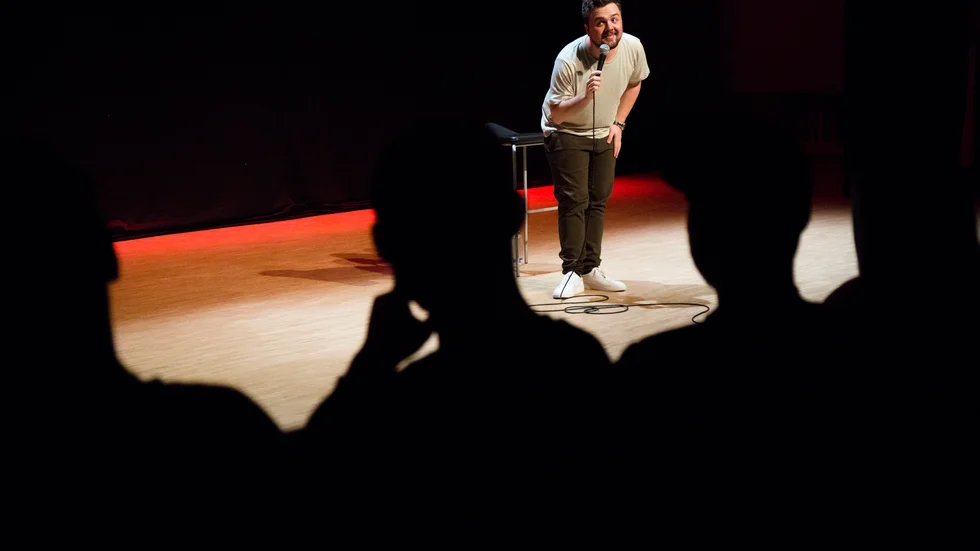 Publiken kunde gå skrattmätt från Carl Stanleys "Född 1996". En stand up-show med igenkänning och lika mycket självkritik som självdistans. 