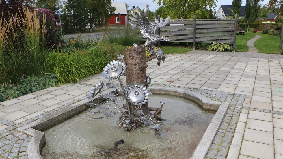 Pite konstnären Torbjörn Bergs skultpur finns på plats i fontänen.