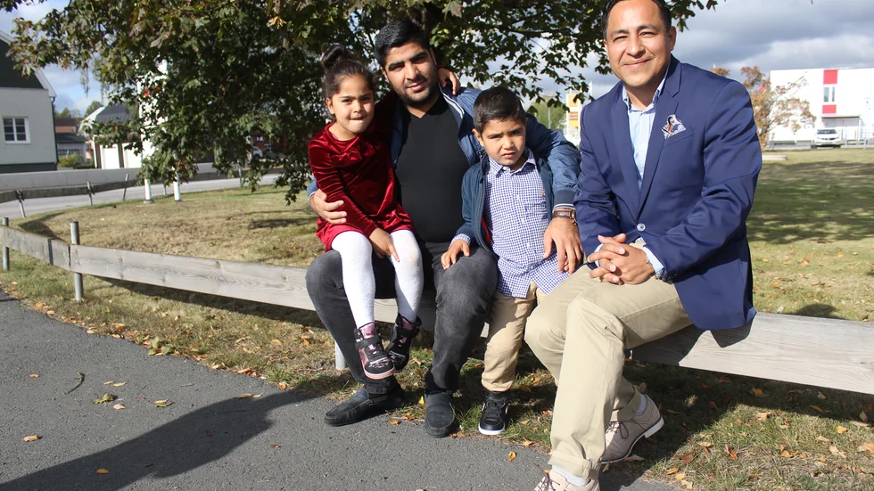 Antonio Ponce, th, har hela tiden kämpat för Katarina och Davids bästa, så de skulle slippa utvisas tillsammans med sin mamma Gohar Ahmadyan, som inte vill vara med på bild. Obeskrivlig hjälp säger sig familjen också få från Hado Odojev med familj.