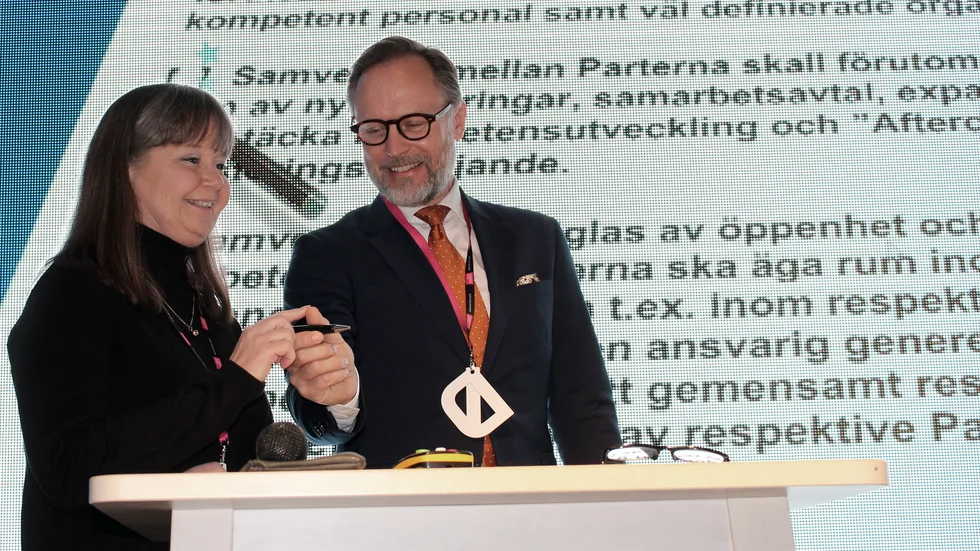 Eva Andersson (S), regionråd och ordförande i regionutvecklingsnämden och Fredrik Fexe, vice vd Business Sweden, skrev under avtalet med hjälp av ny teknik.