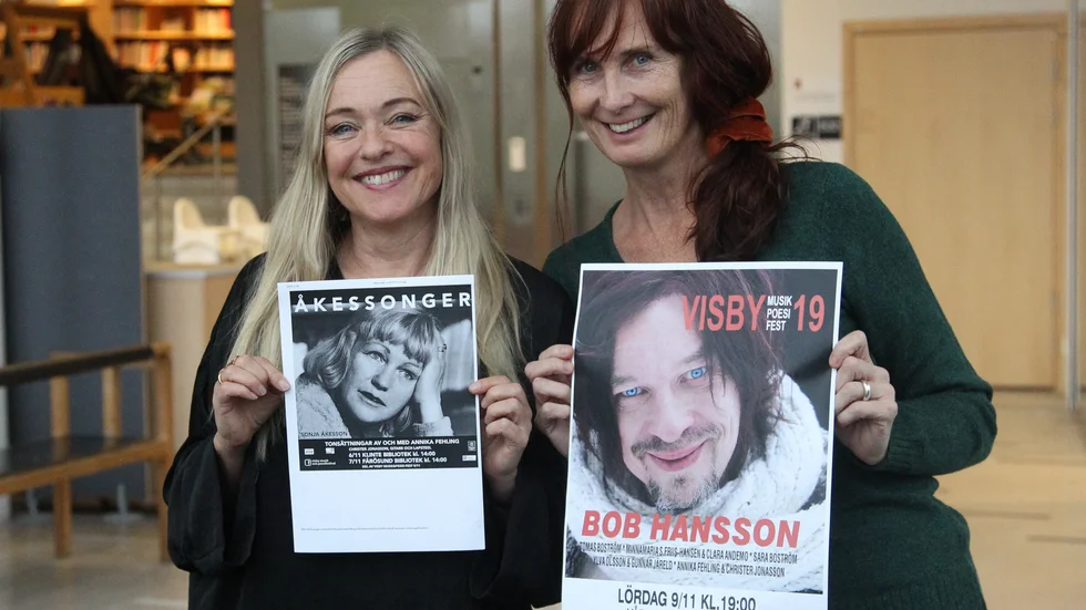 Annika Fehling och Ylva Olsson visar festivalaffischerna. 