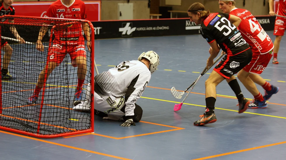 Kim Karlsson oroar framför Jönköpings målvakt, nummer 52 som är en av länkarna i förstakedjan i Solfjäderstaden. Laget har många anfallsvapen. 8-4 mot Jönköping ungdom borta var lagets femte raka seger i ettan och nu väntar julfest i Motala.