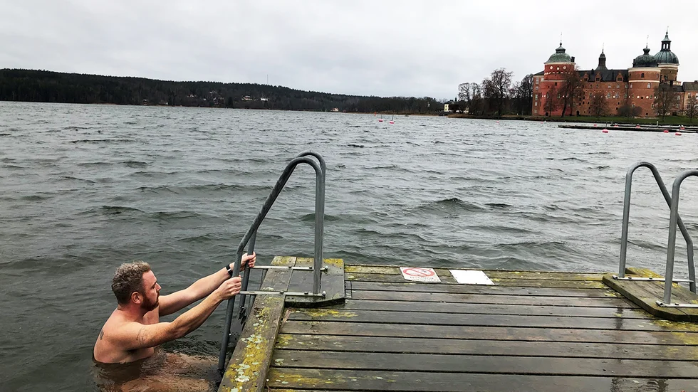 Mark Farrell tar årets första höst/vinterdopp i Mälaren. Söndagar klockan 11 vid Majabryggan i Mariefred är tiden och platsen för den som känner sig manad.