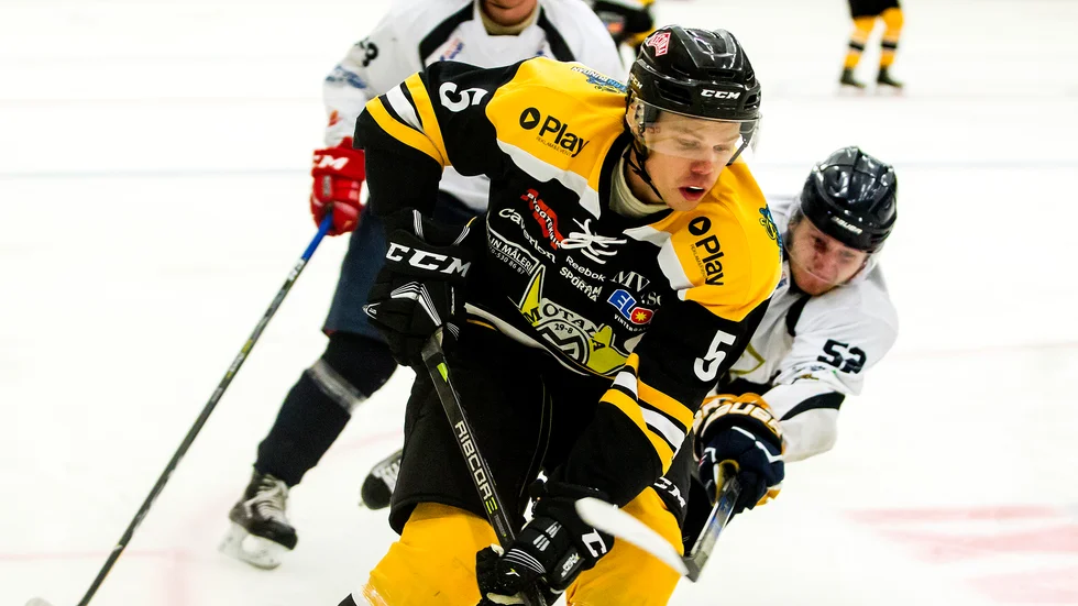 Robin Jonsson fick utgå efter att ha fått en klubba i ögat. Lyckligtvis så ska det inte vara någon allvarlig ögonskada.