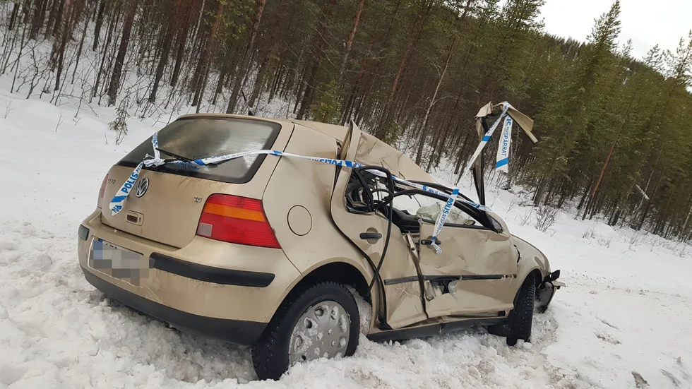 En olycka har inträffat mellan en personbil och en lastbil. Båda förarna klarade sig oskadda. 