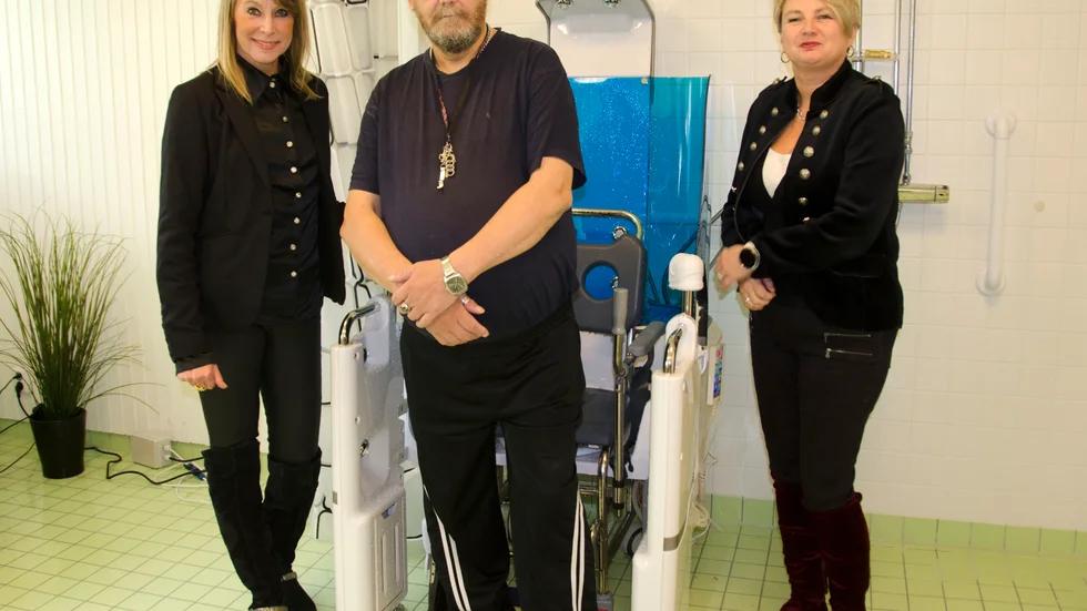 Katarina Burman, Jarl Andersson och Anna-Lena Andersson vid duschroboten.