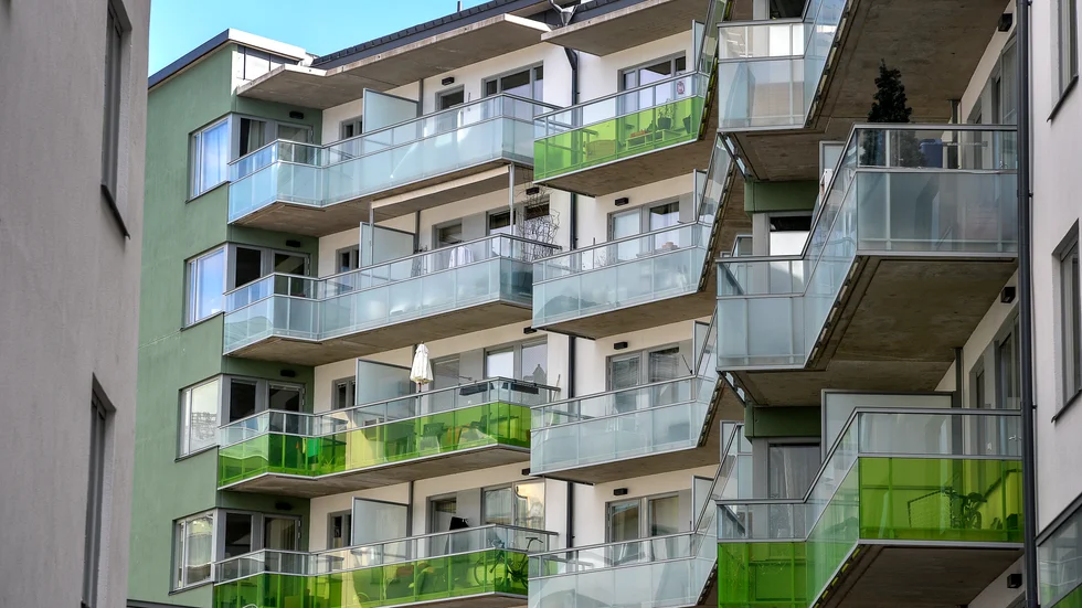 Mindre lägenheter för äldre människor som inte vill bo kvar i sina hus saknas på landsbygden, menar debattörerna.
