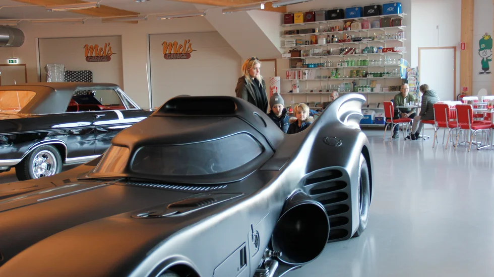 Linda Salonen och sönerna Thor och Harry tog sig en titt på Batmobilen i Mel's garage.
