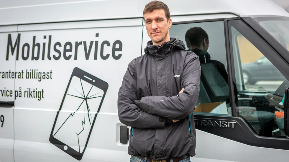 Tobias Karlsson driver Gotlands mobilservice. Företagets koncept går ut på att åka hem till kunderna och reparera deras mobiltelefoner, vilket ger rätt till rutavdrag.