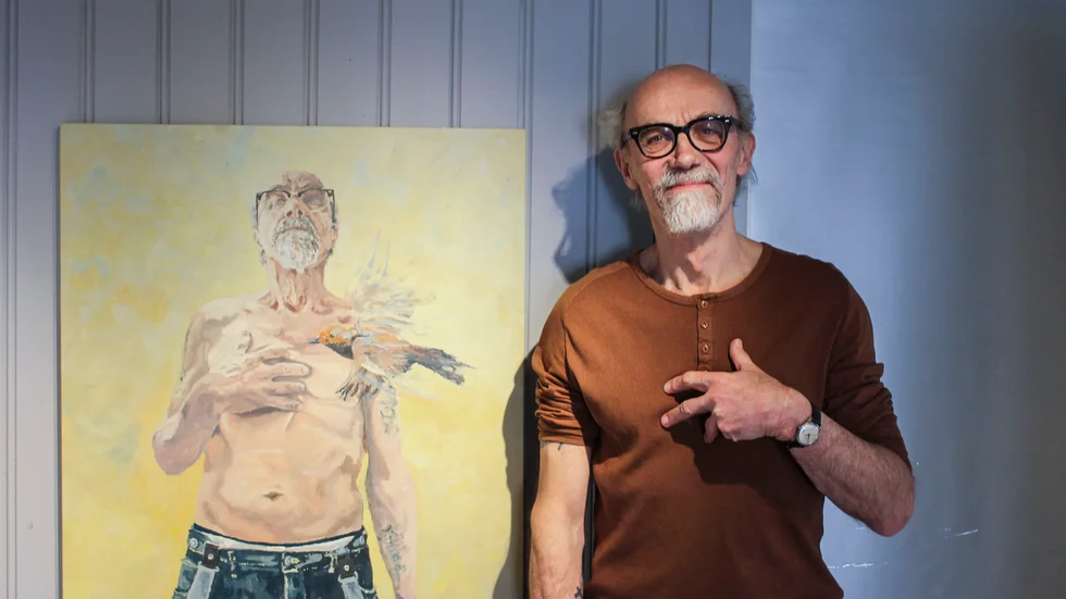 Konstnären Björn Svensk ställer ut på Kulturverkstan K-ringen i Motala från lördagen. Här är han tillsammans med sitt självporträtt "Still here".