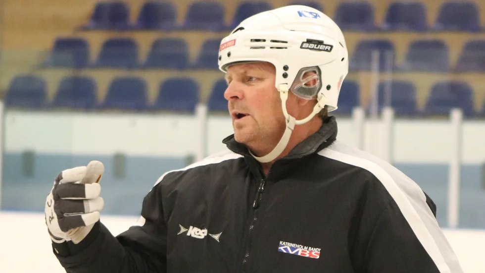 Roger "Gubben" Carlsson lämnade positivt svar till KVBS - han fortsätter som tränare även nästa säsong.