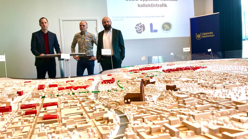 Erik Pelling (S), Rikard Malmström (MP) och Mohamad Hassan (L) behöver stöd av ytterligare partier för att få igenom sitt förslag att söka statlig finansiering för spårväg.