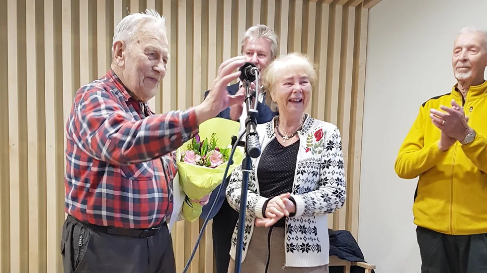 Evert Mattsson (längst till vänster) är 2019-års mottagare av KD:s vitsippepris. I mitten (i vit kofta) Marianne Nygren, ordförande för KD i norra Uppland. 